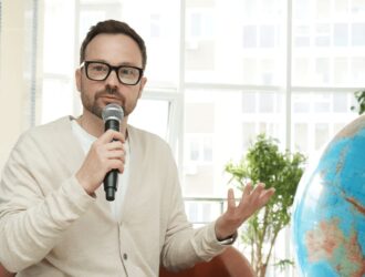 Популярный российский актер призвал кузбасских школьников больше читать