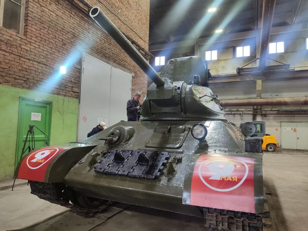 В Кемерове показали, как готовят военную технику к Параду Победы