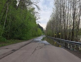 В Новокузнецком округе река вышла из берегов и залила дорогу