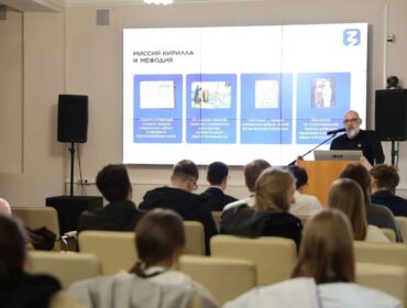 Ветеран СВО рассказал кемеровским школьникам об истории славянской письменности 