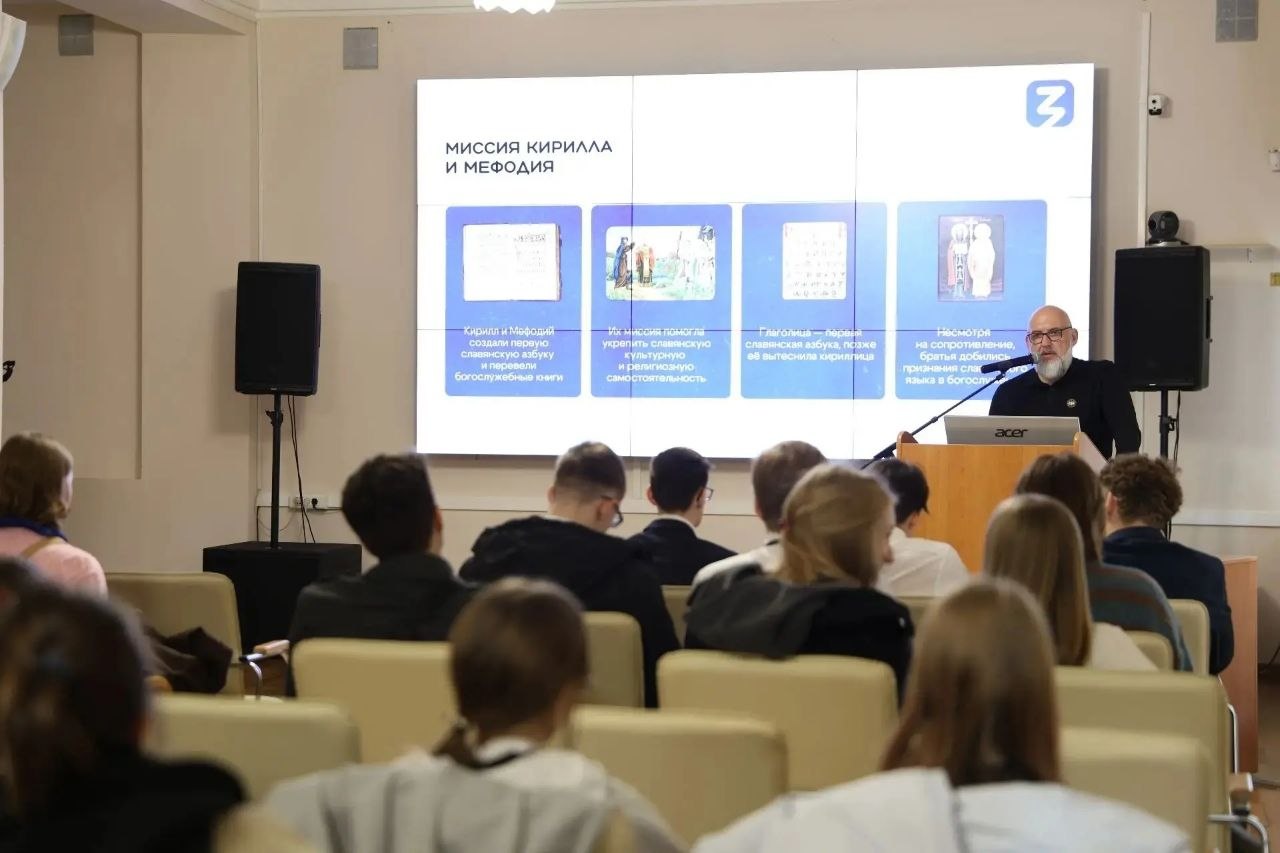 Ветеран СВО рассказал кемеровским школьникам об истории славянской письменности 