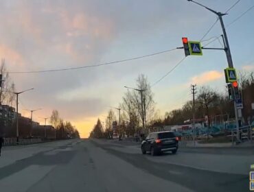 Работает «Мобильный патруль»: в Прокопьевске оштрафовали нарушителя, проехавшего переход на красный свет