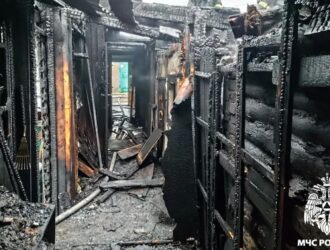 В Юрге из охваченного огнем дома спасли пять человек