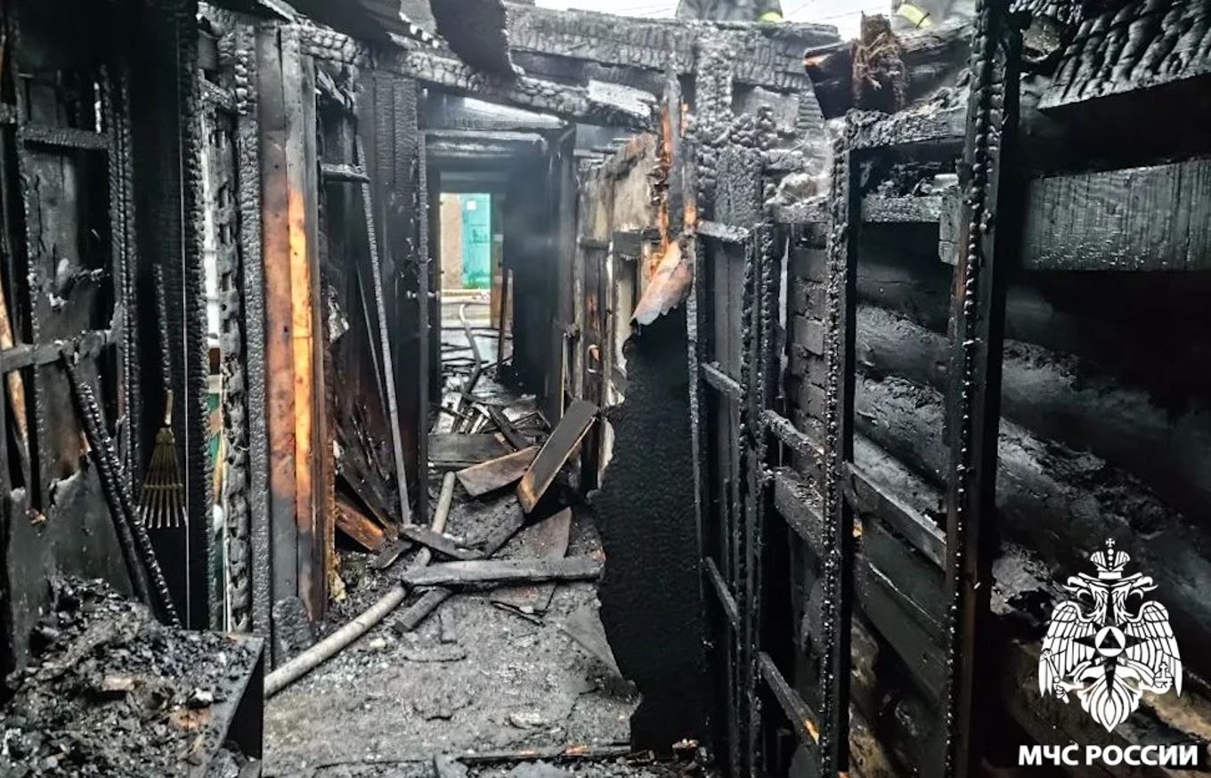 В Юрге из охваченного огнем дома спасли пять человек