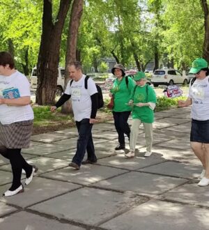 Из читальных залов на улицу: в Новокузнецке библиотекари присоединились к всероссийской акции «Бегущая книга»