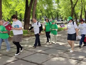 Из читальных залов на улицу: в Новокузнецке библиотекари присоединились к всероссийской акции «Бегущая книга»