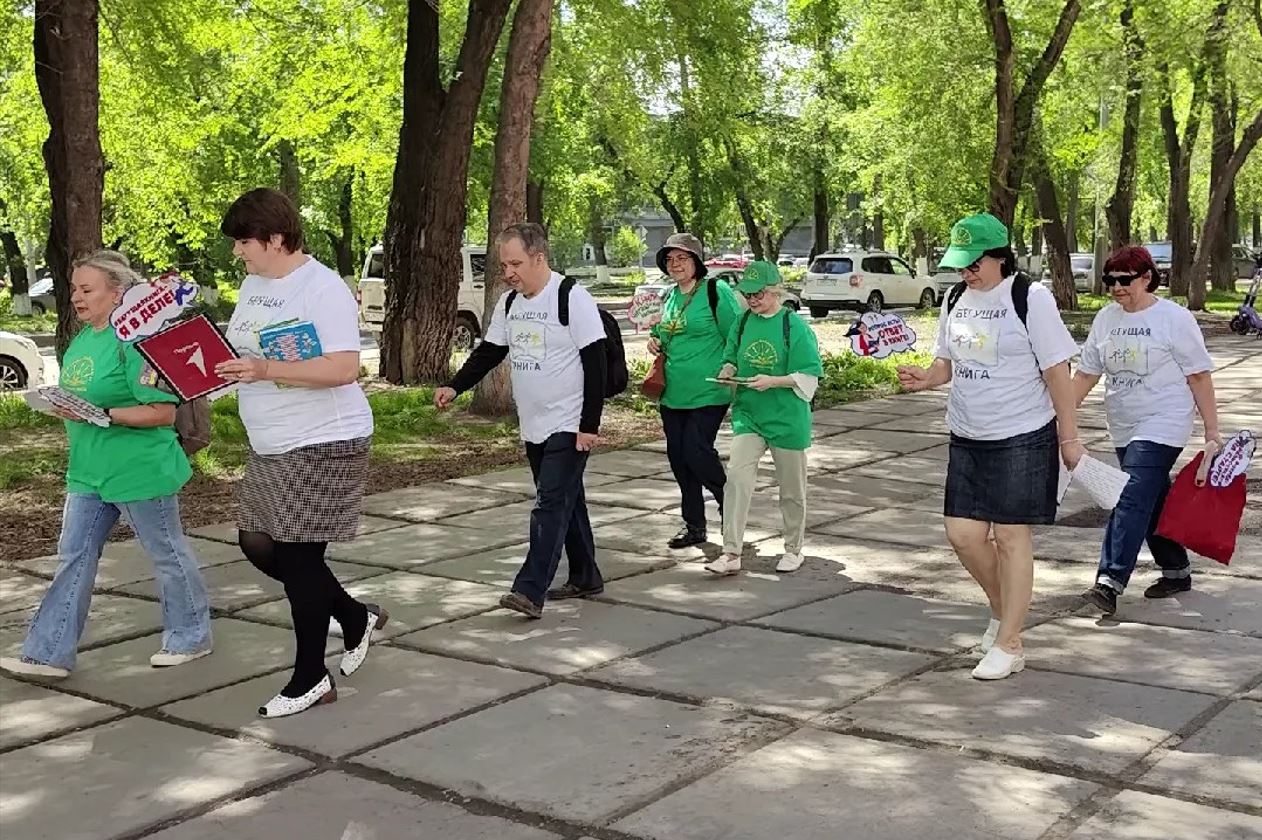 Из читальных залов на улицу: в Новокузнецке библиотекари присоединились к всероссийской акции «Бегущая книга»