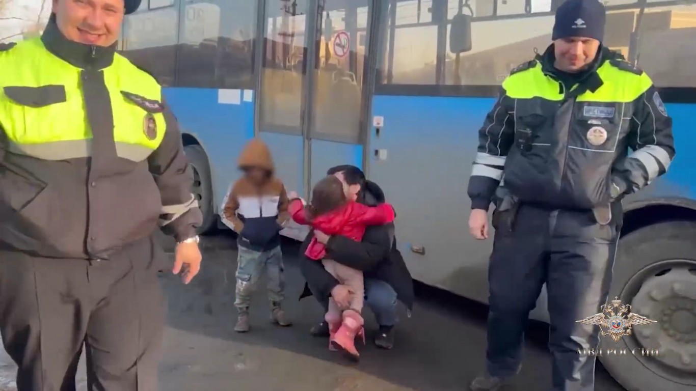 В Кузбассе водитель автобуса помогла вернуть домой потерявшегося ребенка
