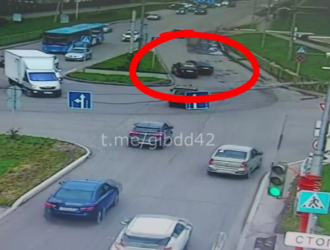 В Кемерове бесправница на «Хонде» жестко подрезала «Хендай», есть пострадавшие