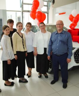 В Кузбассе матери-героине и ее семье подарили роскошный автомобиль