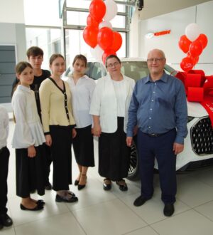 В Кузбассе матери-героине и ее семье подарили роскошный автомобиль