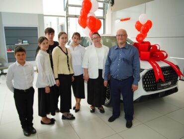 В Кузбассе матери-героине и ее семье подарили роскошный автомобиль