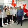 В Кузбассе матери-героине и ее семье подарили роскошный автомобиль