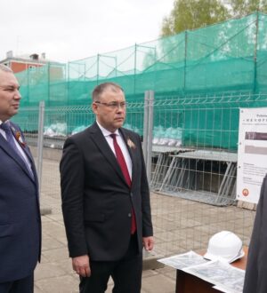 Илья Середюк проверил ход реставрации мемориальной стены «Тыл — Фронту» в Новокузнецке