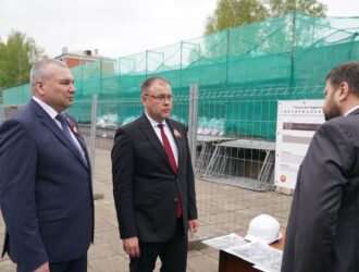 Илья Середюк проверил ход реставрации мемориальной стены «Тыл — Фронту» в Новокузнецке