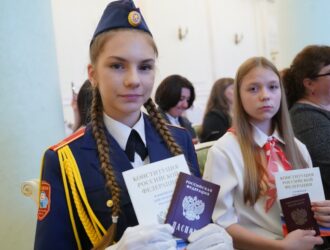 Юным кузбассовцам вручили паспорта в преддверии Дня России