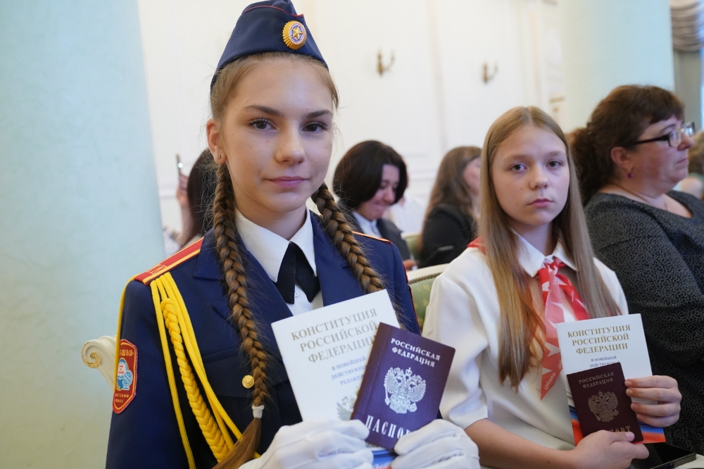 Юным кузбассовцам вручили паспорта в преддверии Дня России