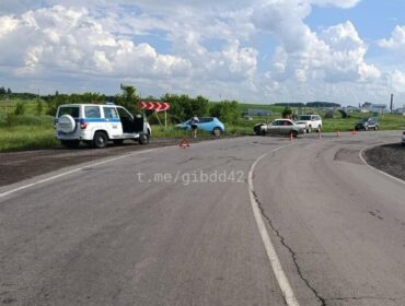 В жестком ДТП на кузбасской дороге пострадали четыре человека