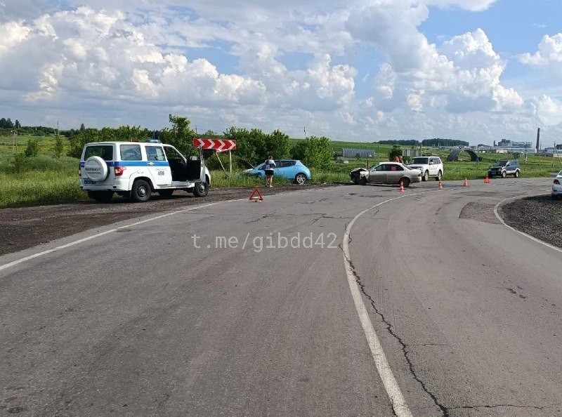 В жестком ДТП на кузбасской дороге пострадали четыре человека