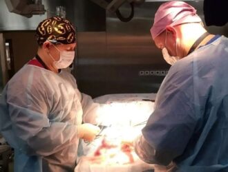 В Кузбассе врачи десять часов удаляли позвонок пациенту