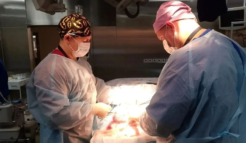 В Кузбассе врачи десять часов удаляли позвонок пациенту