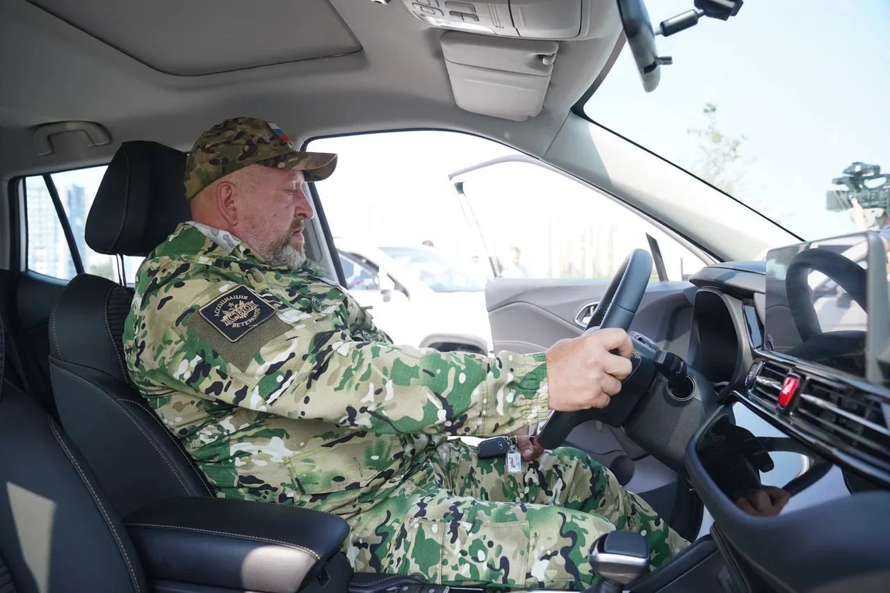 В Кузбассе ветеранам СВО подарили новые автомобили