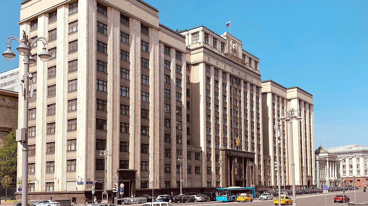 В Госдуме приняли законы, значительно повышающие налоговые пошлины для мигрантов