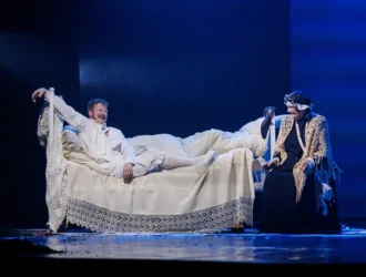 Сюрреалистический балаган: в кемеровской драме состоялась премьера спектакля «Коробочка»
