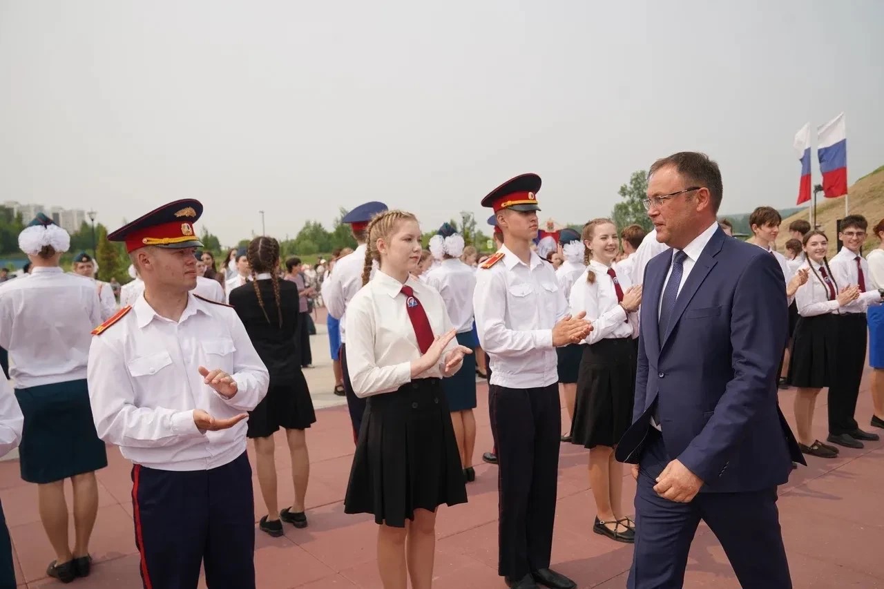 У выпускников губернаторских образовательных организаций прошла торжественная линейка