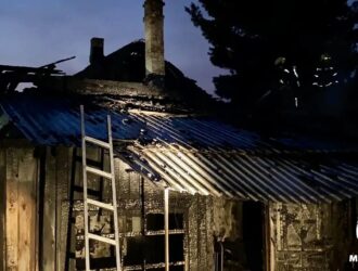 Ночной пожар в Анжеро-Судженске повредил крышу жилого дома и машину