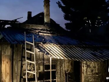 Ночной пожар в Анжеро-Судженске повредил крышу жилого дома и машину