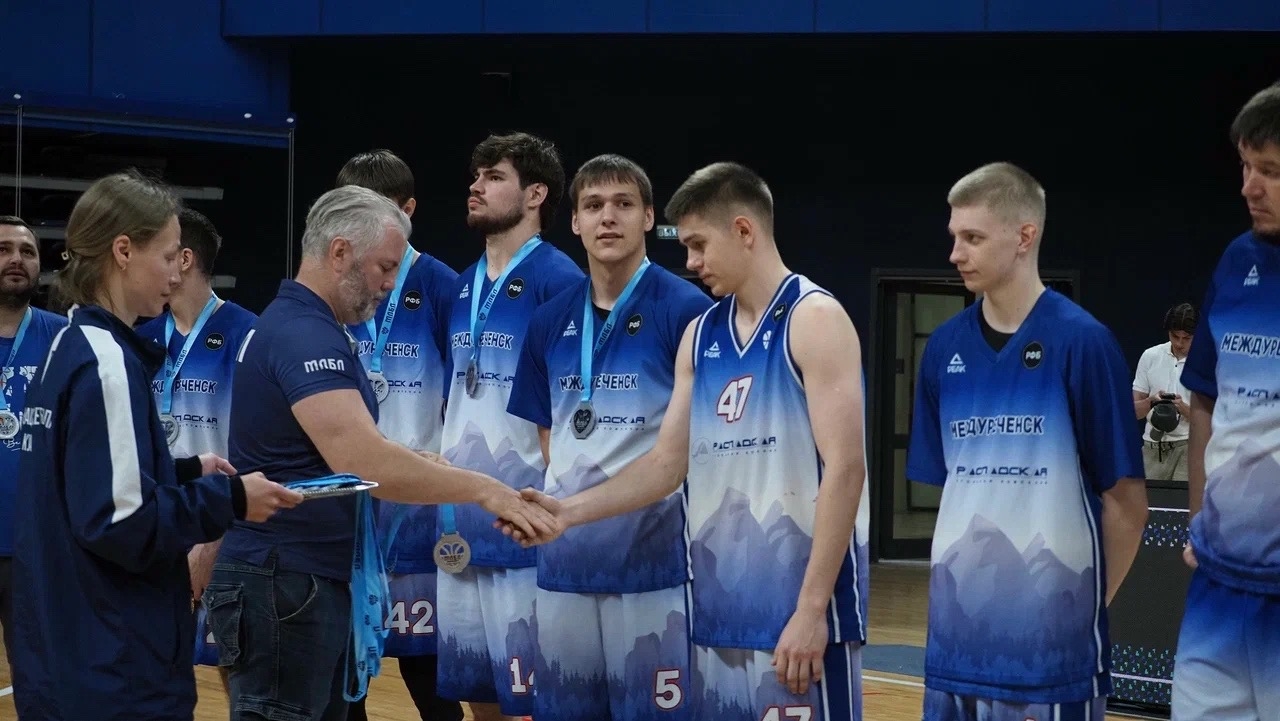 Кузбасская любительская команда по баскетболу выиграла серебро чемпионата Сибири