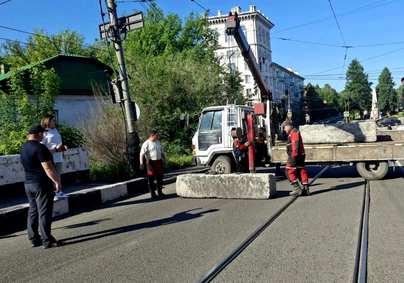 В Прокопьевске закрыли мост на Комсомольской