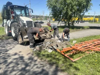 В Прокопьевске приступили к монтажу важного пешеходного ограждения