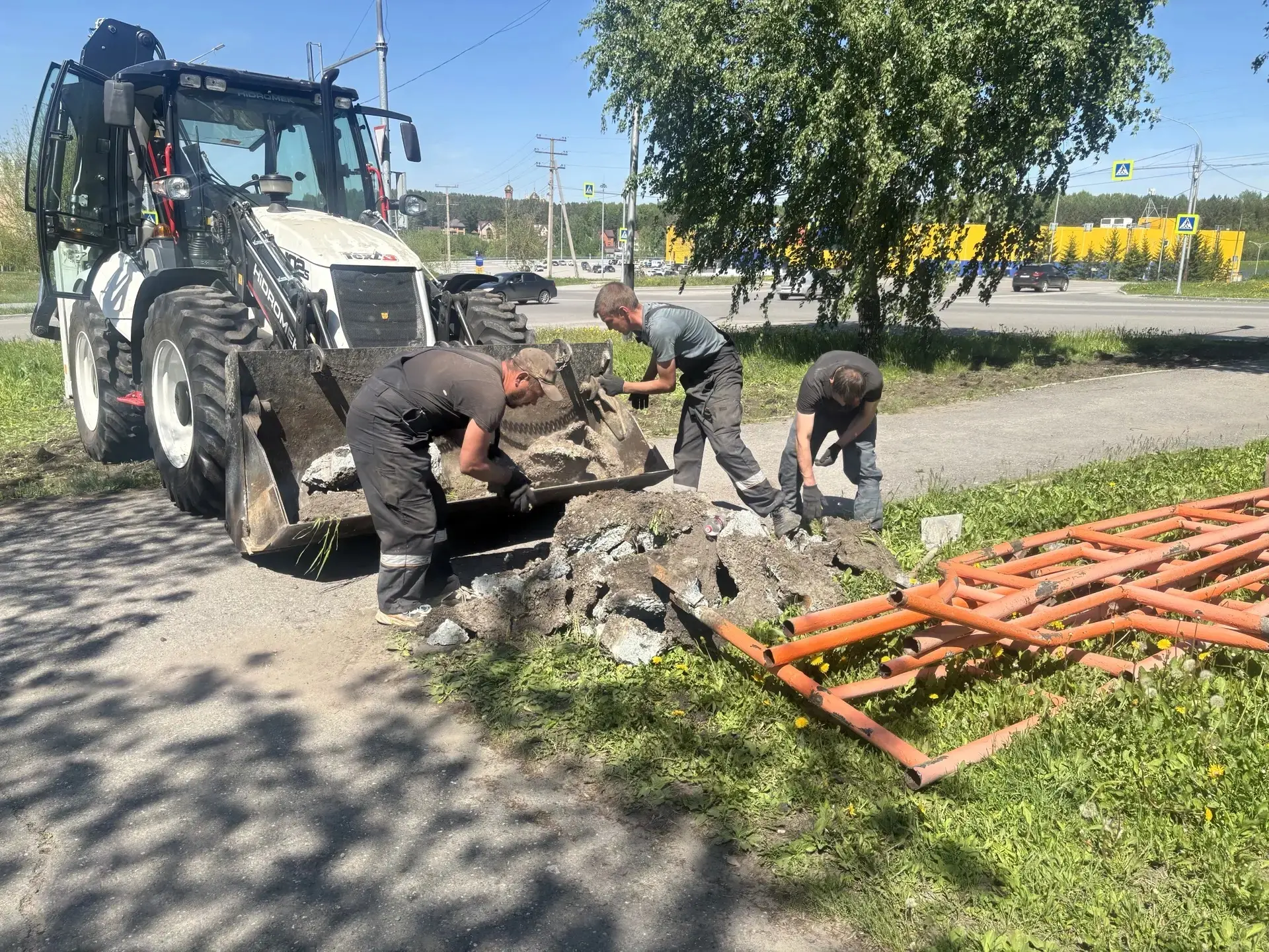 В Прокопьевске приступили к монтажу важного пешеходного ограждения