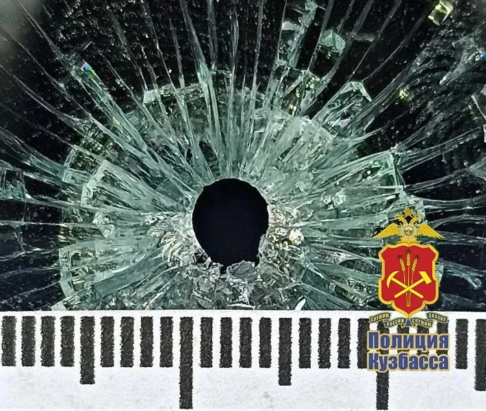 В Новокузнецке автоледи обстреляла такси с пассажирами