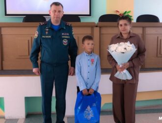 За спасение сестры на пожаре восьмилетнего кузбассовца наградили медалью