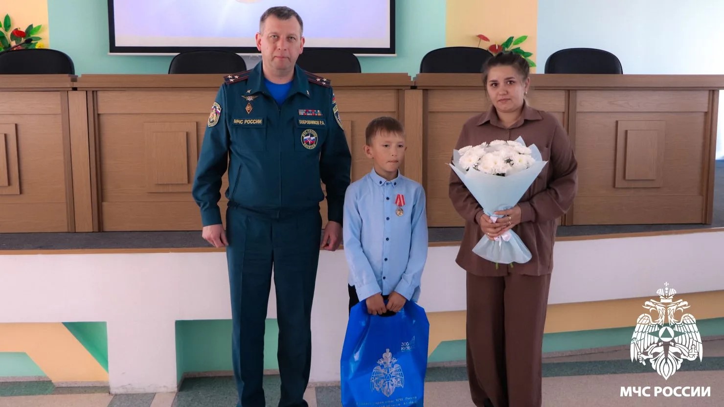 За спасение сестры на пожаре восьмилетнего кузбассовца наградили медалью
