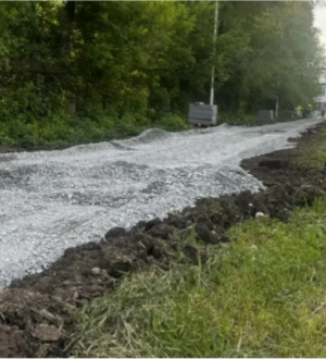 В Кемерове начали обустраивать пешеходный тротуар у школы