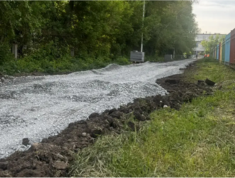 В Кемерове начали обустраивать пешеходный тротуар у школы