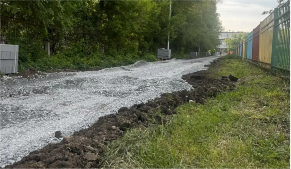 В Кемерове начали обустраивать пешеходный тротуар у школы