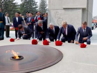 Анатолий Серышев почтил память погибших в Великой Отечественной войне
