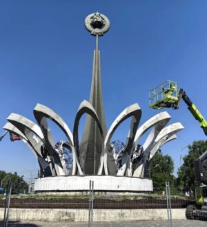 В Новокузнецке идет ремонт мемориального комплекса «50 лет образования СССР»