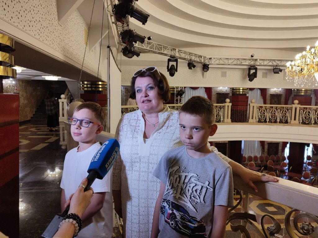 «150 человек и 3 контейнера декораций»: в Кемерово с гастролями приехал Иркутский музыкальный театр