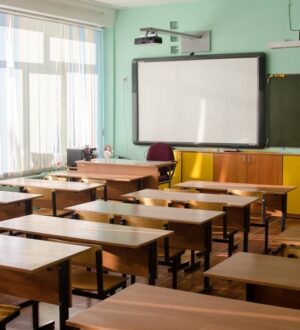 В России несколько школ запретили учащимся носить одежду с иностранными надписями