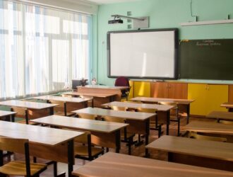 В России несколько школ запретили учащимся носить одежду с иностранными надписями