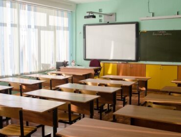 В России несколько школ запретили учащимся носить одежду с иностранными надписями