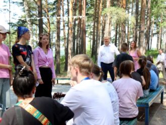 Полпред Анатолий Серышев оценил уровень организации детского отдыха в сибирском лагере