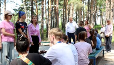 Полпред Анатолий Серышев оценил уровень организации детского отдыха в сибирском лагере