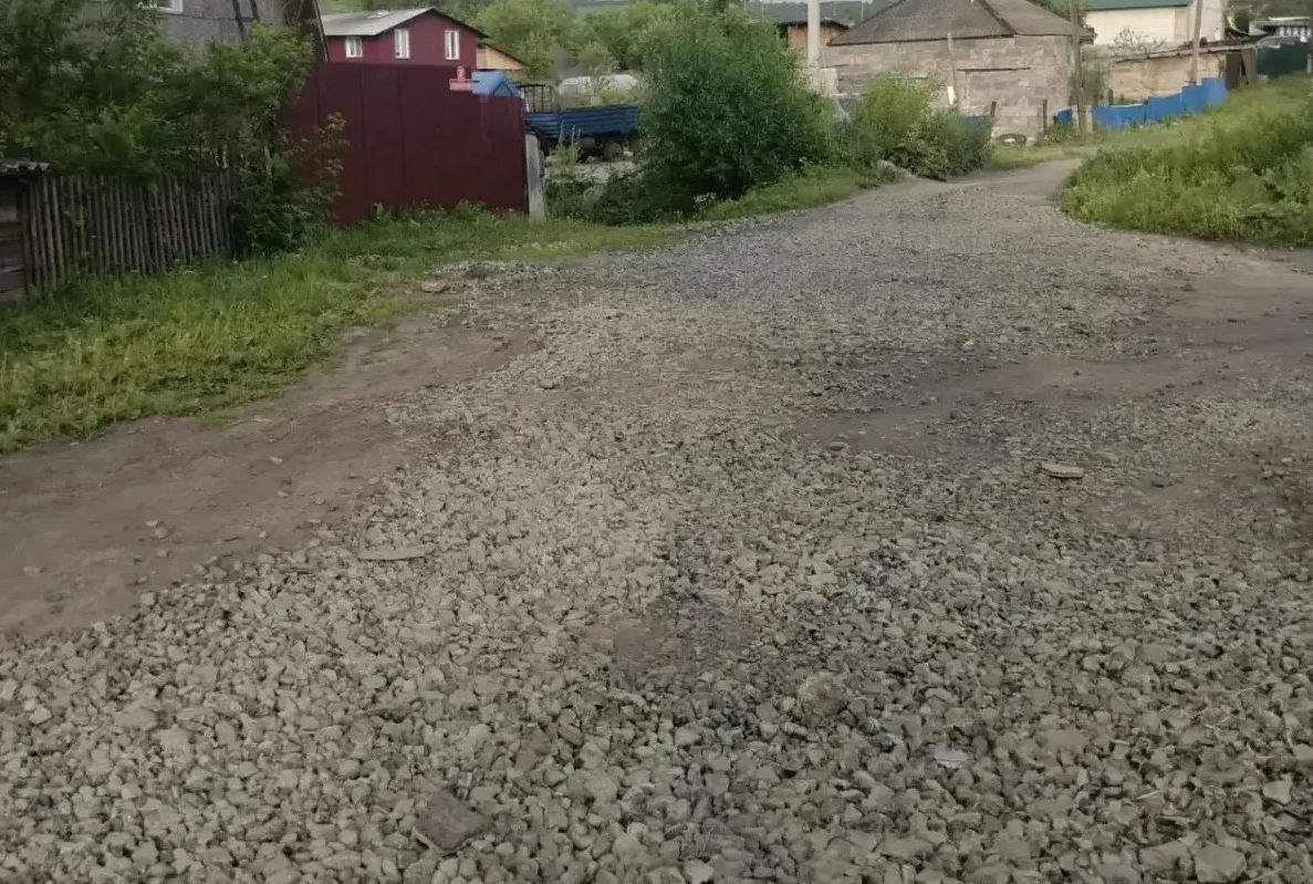 ‎После вмешательства прокуратуры в Новокузнецке отсыпали дорогу